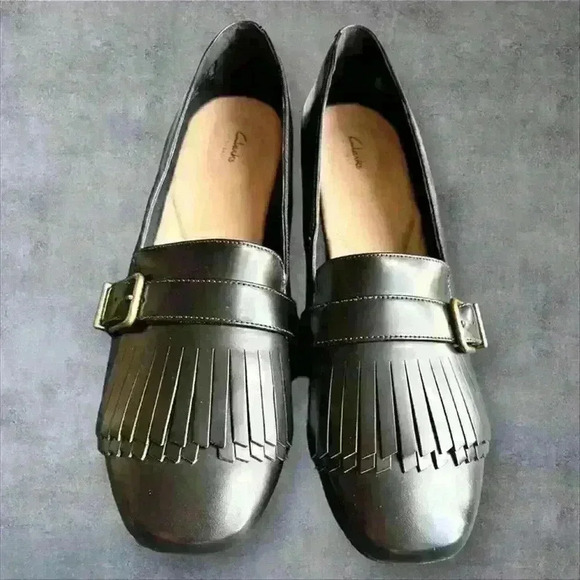 NEW CLARKS Tealia Maye Loafer Pump Women 9.5 Black Kilt Fringe Patent Leather - Picture 1 of 12